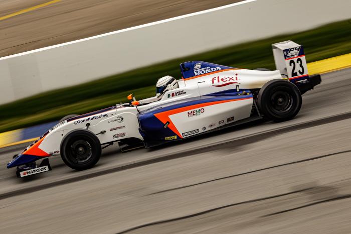 DEBUT POSITIVO PARA FLORES EN F4 US