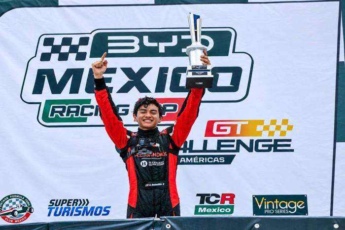 ALEX BOBADILLA ES CAMPEÓN EN LA F4